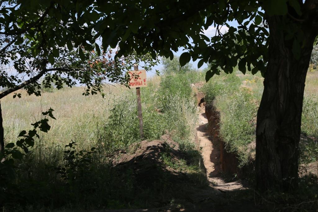 Mine sign and trench in Kruta Balka, Ukraine, July 2017: Photo: Flickr / OSCE / Mariia Aleksevych. 