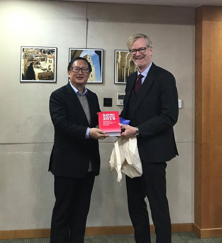 SIPRI Director Dan Smith and Dr YANG Jiemian, Senior Fellow and Chairman of SIIS Academic Affairs Council, Counsellor of Shanghai Municipal People's Government