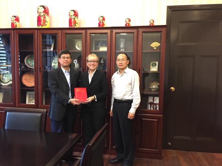Dr Wang Hailiang, Acting Director of the Institute of China Studies at the Shanghai Academy of Social Sciences (SASS), and Dr Wang Zhen, Council Member for Counter-Terrorism Studies of Shanghai and Research Director of the Institute of China Studies at SASS, receive the Chinese translation of SIPRI Yearbook 2015