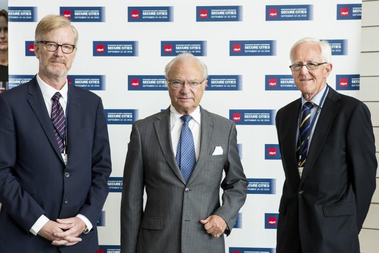 SIPRI Director Dan Smith; Carl XVI Gustaf King of Sweden; and Chair of the SIPRI Governing Board, Sven-Olof Petersson