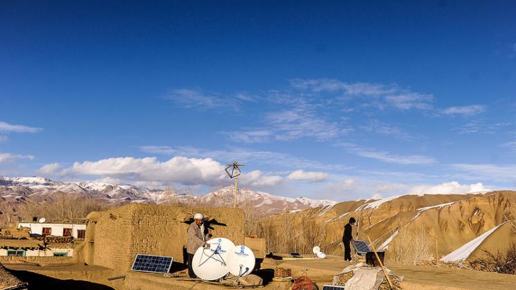 Farmers in Bamyan province in Afghanistan instal solar panels, 2013. Photo: Asian Developmnet Bank