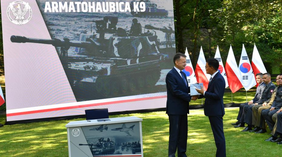 Polish and South Korean officials approve a contract for providing arms to the Polish Armed Forces (2022). Photo: Polish Ministry of National Defence.
