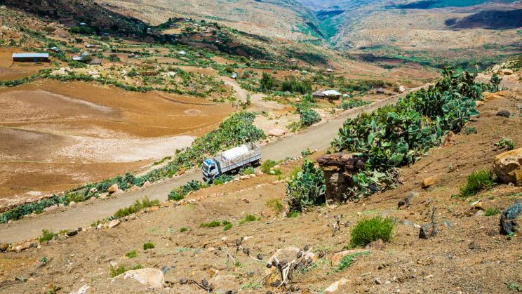 A truck carrying 10,000 litres of water travels to provide water to Gonka Complete Primary School during the ongoing drought in Ethiopia, April 2016. Photo: flickr / UNICEF Ethiopia