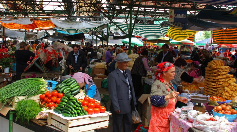 People at Osh Bazaar in Bishkek, Kyrgyzstan, 2009
